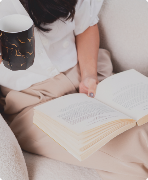 Mulher lendo um livro